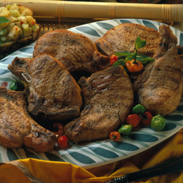Chuletas Tropicales con Salsa de Piña y Pepino